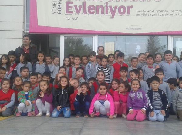 Mustafa AYAZ öğretmenimizin organizasyonuyla ´Benim güzel pabuçlarım´ adlı tiyatro için ilkokul bölümüyle birlikte gezi düzenledik.